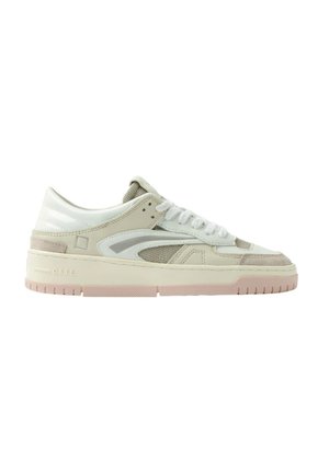 Sneaker con tomaia in pelle bianca, accenti beige, un pannello in rete grigia e una suola in gomma rosa texturizzata. Presentano una parte anteriore con lacci e un dettaglio del logo.