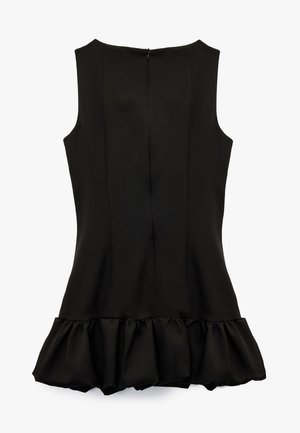 Vestido negro sin mangas con un cuerpo ajustado y un dobladillo acampanado con volantes. Fabricado en una tela suave con una cremallera trasera oculta.