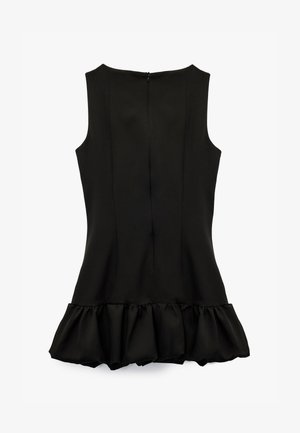Zwarte mouwloze jurk met een aansluitende bovenkant en een flared ruffle zoom. Gemaakt van een gladde stof met een verborgen ritssluiting aan de achterkant.
