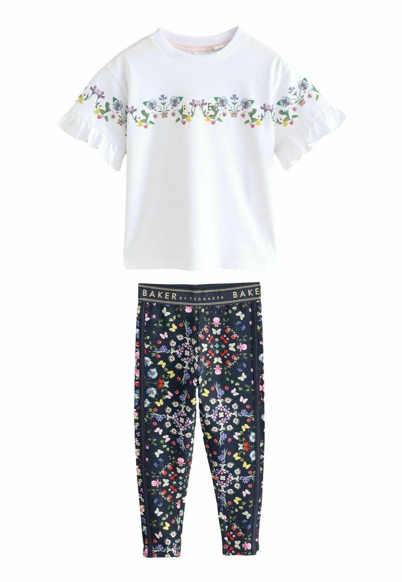 Tricou alb cu mânecă scurtă, cu broderie florală și mâneci volan, asortat cu colanți bleumarin cu un model floral colorat.