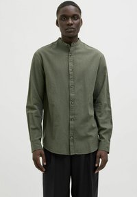 Olivazöld, hosszú ujjú ing mandarin gallérral, el�ülső gombokkal és texturált anyaggal. Slim fit szabás, egyenes aljjal.