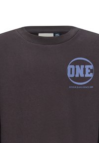 Felpa grigia scura con scollo rotondo. Presenta una stampa grafica blu con "ONE" e "RETOUR JEANS SINCE 1989" sul davanti.