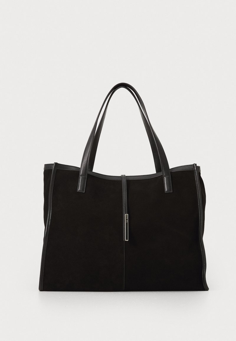Sac fourre-tout en daim noir avec des poignées en cuir lisse, de forme rectangulaire, un design minimal et un détail de fermeture éclair verticale centrale.