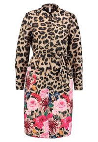 Robe à imprimé léopard avec accents floraux, ceinture nouée en tissu, manches longues, fermeture boutonnée à l'avant, motifs contrastés en beige, rose et vert.