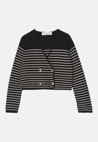 Zkrácený kardigan v černé barvě s bílými vodorovnými pruhy, s výstřihem ve tvaru V a zlatým dvojitým zapínáním na knoflíky. Jemná pletená textura.
