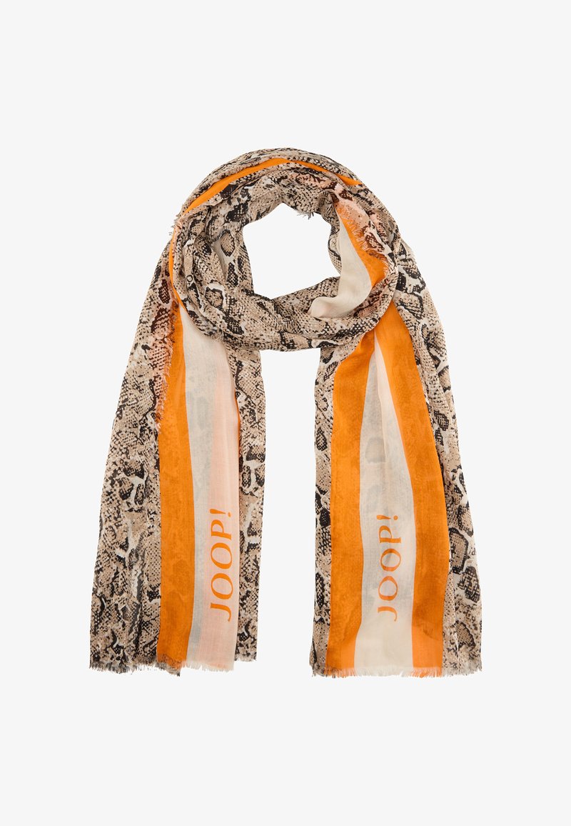 Écharpe imprimée présentant un motif de peau de serpent en beige et noir, avec des rayures solides orange et blanches. Bords effilochés et détail du logo "JOOP!".
