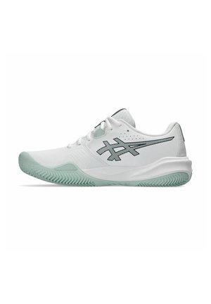 Weiße Sportschuhe mit einem schlanken Design, ausgestattet mit einer grün gefärbten Sohle, einem auffälligen schwarzen Logo und einer strukturierten Oberseite für Atmungsaktivität.