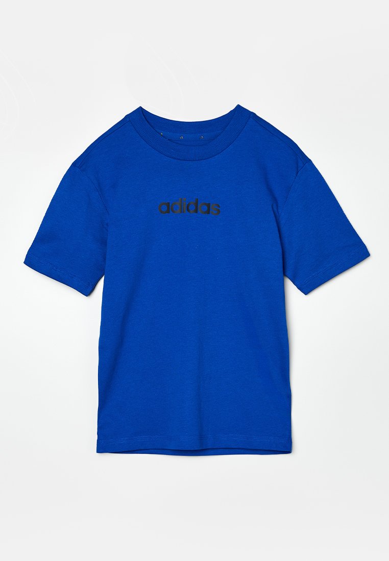 Blauwe katoenen t-shirt met een ronde hals, korte mouwen en een zwart "adidas" logo op de voorkant. Eenvoudig ontwerp en een gladde textuur.