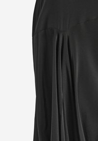 Svart satin klänning med en plisserad design och en slät textur samt en figurnära överdel. Tyget faller mjukt för en flödande silhuett.
