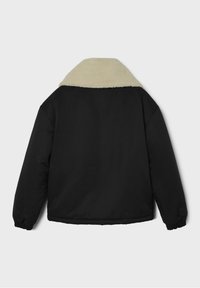 Svart jacka med beige fleecekrage, långa ärmar och elastiska muddar, visad bakifrån på en enfärgad bakgrund.