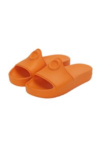 Infradito in gomma arancione con una fascia ampia e dettagli circolari, design aperto sulla punta e suola piatta e testurizzata per una presa sicura.