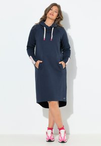 Abito felpa blu navy con collo a cowl, maniche lunghe e tasche laterali. Presenta stringhe e dettagli rosa a contrasto sui polsini.