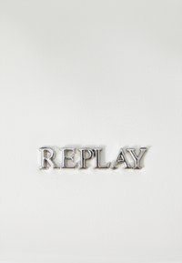 Superficie bianca testurizzata con logo "REPLAY" in rilievo argentato in un carattere bold, centrato nella parte inferiore del design.