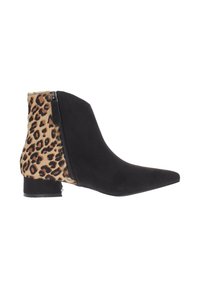 Botas negras hasta el tobillo con punta afilada, que presentan un panel de tela con estampado de leopardo y una cremallera lateral para mayor comodidad. Tacón bajo y cuadrado.