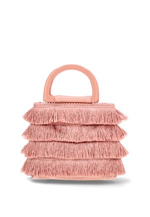 Pequeño bolso rosa con capas escalonadas de flecos y un asa de plástico lisa y redondeada sobre un fondo blanco.