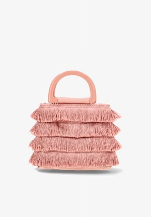 Pequeño bolso rosa con capas escalonadas de flecos y un asa de plástico lisa y redondeada sobre un fondo blanco.