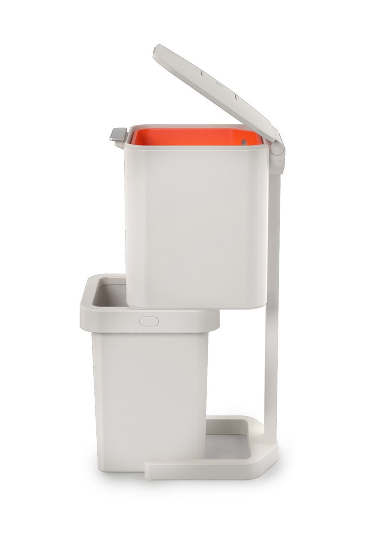 Zwei-stufige, beige Kunststoff-Abfalleimer mit einem klappbaren Deckel auf dem oberen Eimer, der offen ist und ein oranges Innere zeigt.
