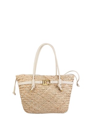 Bolso tote de paja tejida con dos asas de cuero beige y una correa, con un cierre metálico dorado central.