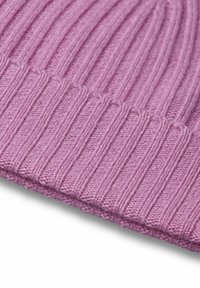 Beanie rosa lavorato a maglia con una texture a costine e risvolto, caratterizzato da una finitura morbida e liscia e cuciture uniformi.