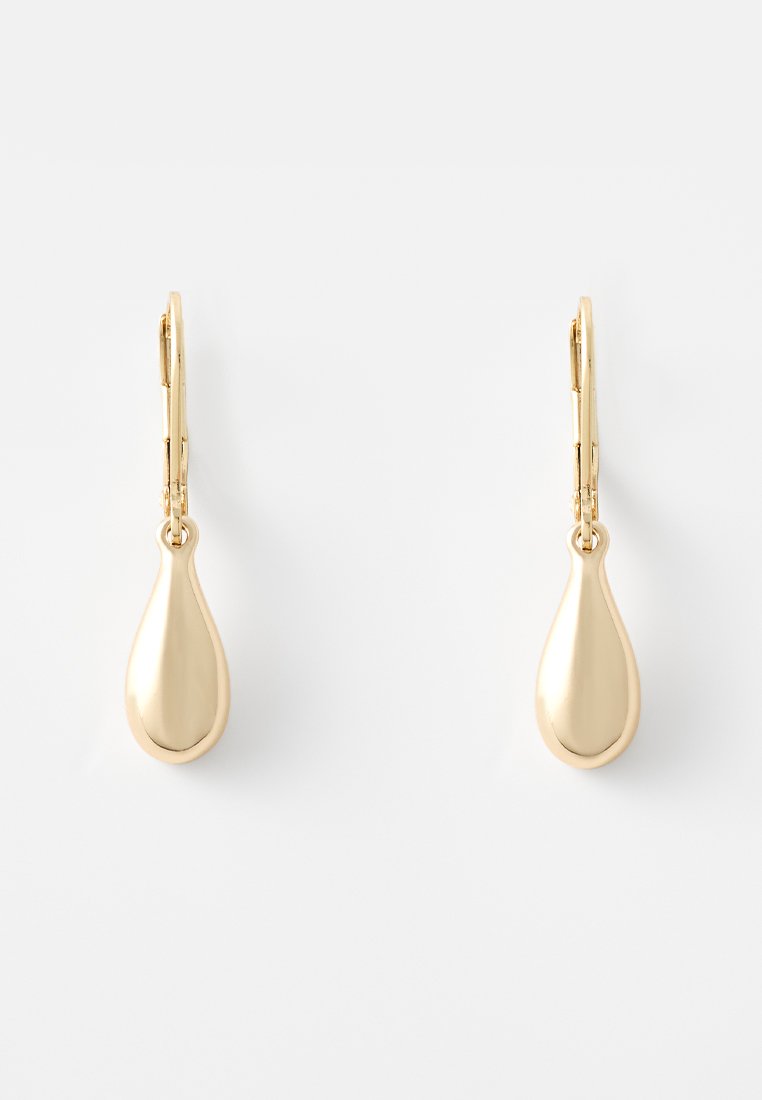 Gouden druppelvormige hanger oorbellen met een sluiting met een hefboom op een witte achtergrond.