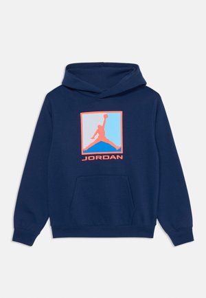 Hoodie bleu marine avec poche avant, arborant un logo Jumpman rouge et bleu et le texte "JORDAN" sur la poitrine.