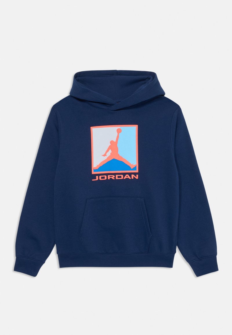 Sudadera azul marino con bolsillo delantero, que presenta un logo Jumpman rojo y azul y el texto "JORDAN" en el pecho.