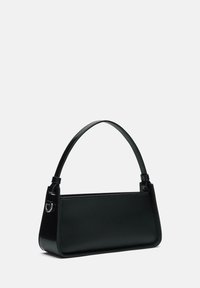 Borsa a tracolla in pelle nera con una forma strutturata, corpo piatto e un'unica maniglia curva. Presenta un design minimalista e una finitura lucida.