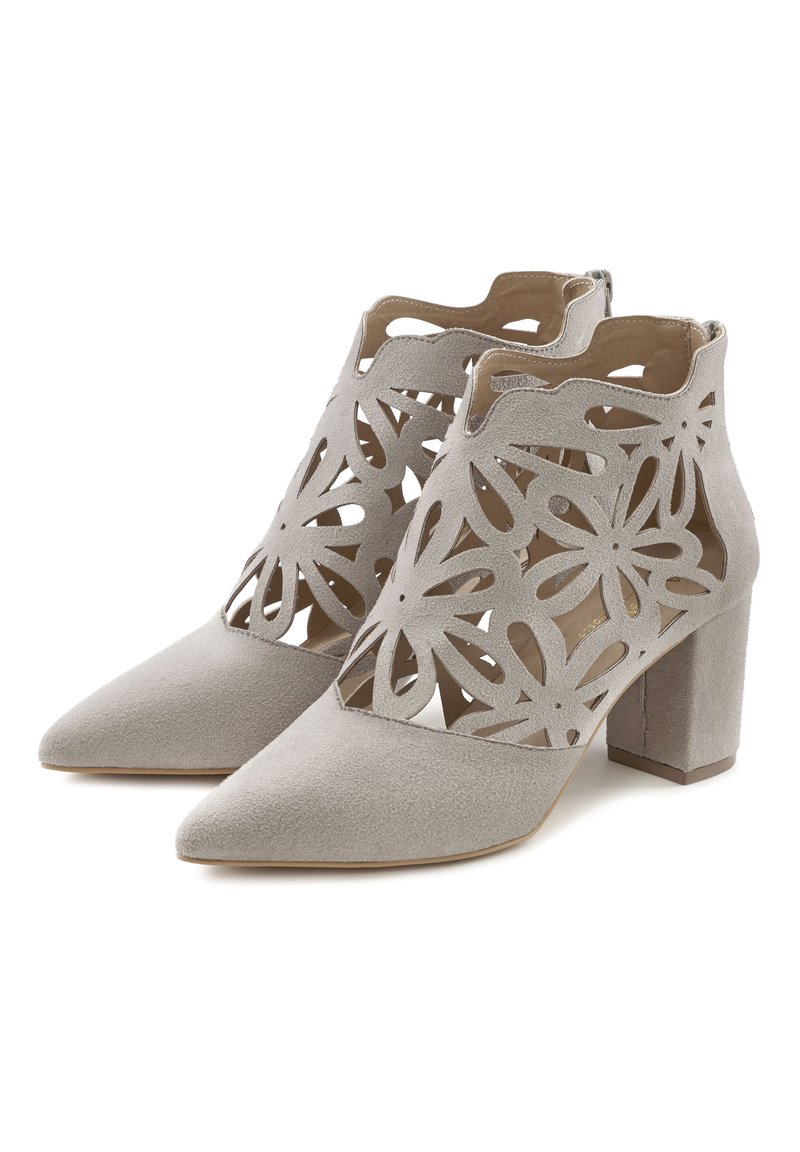 Šedé semišové kotníkové boty s vystřiženým květinovým vzorem, špičatou špičkou a blokovým podpatkem. Texturovaný povrch s hladkým vnitřním podšitím.