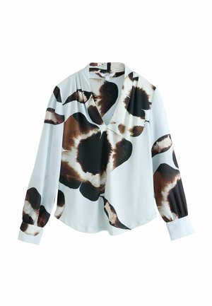 Langærmet bluse med abstrakte sorte og brune blomsterprint på hvid baggrund, med V-udskæring og knaplukning ved manchetterne.
