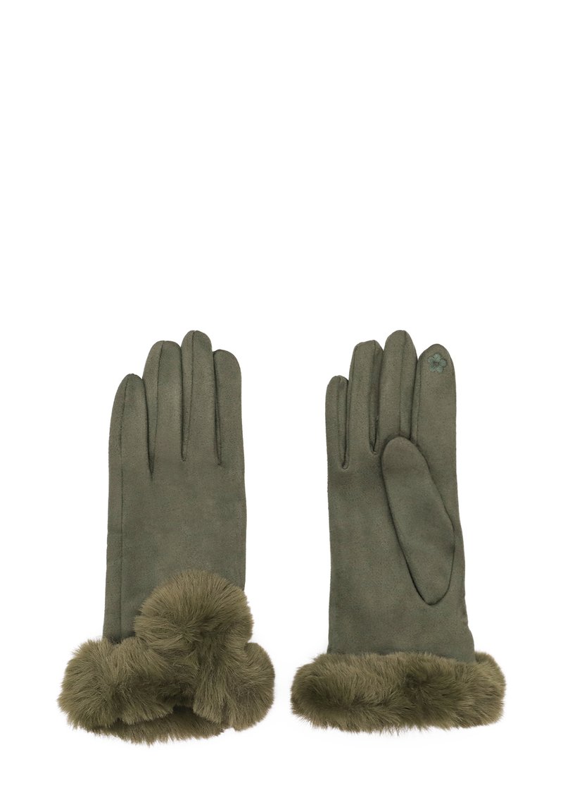 Guanti in suede verde oliva con polsini in morbido pelo, un guanto ha tre pompon mentre l'altro presenta un piccolo dettaglio a fiore sul dito indice.