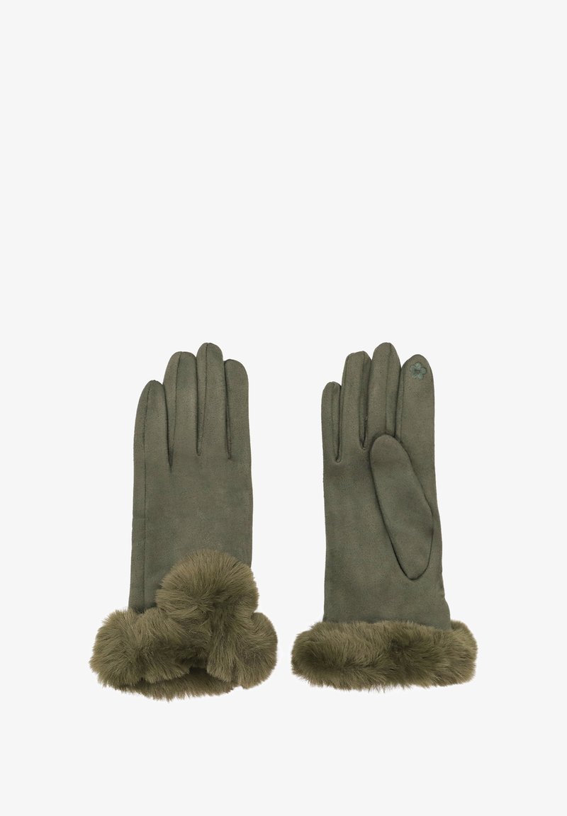 Guanti in suede verde oliva con polsini in morbido pelo, un guanto ha tre pompon mentre l'altro presenta un piccolo dettaglio a fiore sul dito indice.
