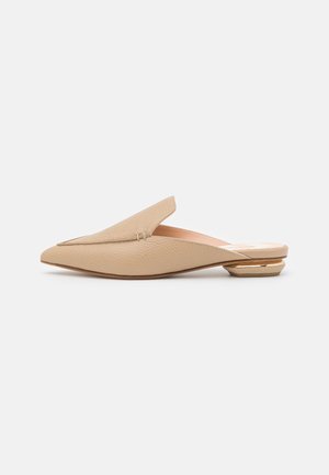 Mule plate en cuir beige texturé à bout pointu avec un petit talon empilé et un design facile à enfiler, vue de côté sur un fond blanc.