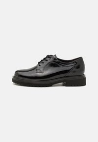 Sapatos de vestir pretos em couro com um acabamento brilhante, bico arredondado e sola de borracha plana. Apresentam um design tradicional de atacadores e costura mínima.