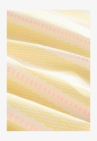 Tejido ligero con un patrón repetido de bloques amarillos y rosas, con una textura suave y una apariencia caída y fluida.