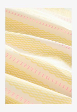 Tessuto leggero caratterizzato da un motivo ripetitivo di blocchi gialli e rosa, con una consistenza liscia e un aspetto morbido e cadente.