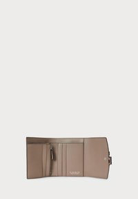 Portafoglio in pelle marrone con più slot per carte, una tasca con zip e logo "LAUREN" impresso. Caratterizzato da una consistenza liscia e un design elegante.