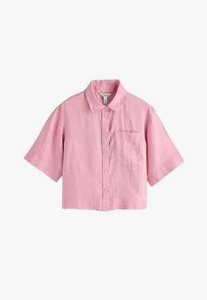 Kratka ružičasta košulja s kratkim rukavima i kopčanjem na gumbe, sa špicastim ovratnikom i džepom na prsima, prikazana na bijeloj pozadini.