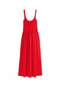 Vestido rojo sin mangas con un corsé ajustado, cintura elástica y dos bolsillos laterales. La tela tiene una textura suave y llega hasta la mitad de la pantorrilla.
