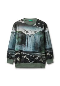 Mikina s zelenými manžetami a límcem, s motivem vodopádu, kapkami vody a textem "NA CESTĚ" přes hruď.