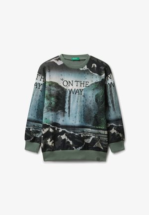 Sweatshirt mit grünen Bündchen und Kragen, der eine Wasserfall-Landschaft, Wassertropfen und den Text "ON THE WAY" über der Brust zeigt.
