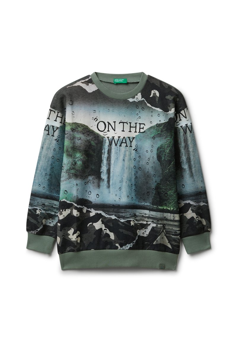 Mikina s zelenými manžetami a límcem, s motivem vodopádu, kapkami vody a textem "NA CESTĚ" přes hruď.