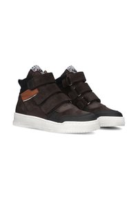 Braune High-Top-Sneaker mit zwei Klettverschlussriemen, aus Wildleder und Leder, weißen Gummisohlen und schwarzen Stoffakzenten an der Ferse.