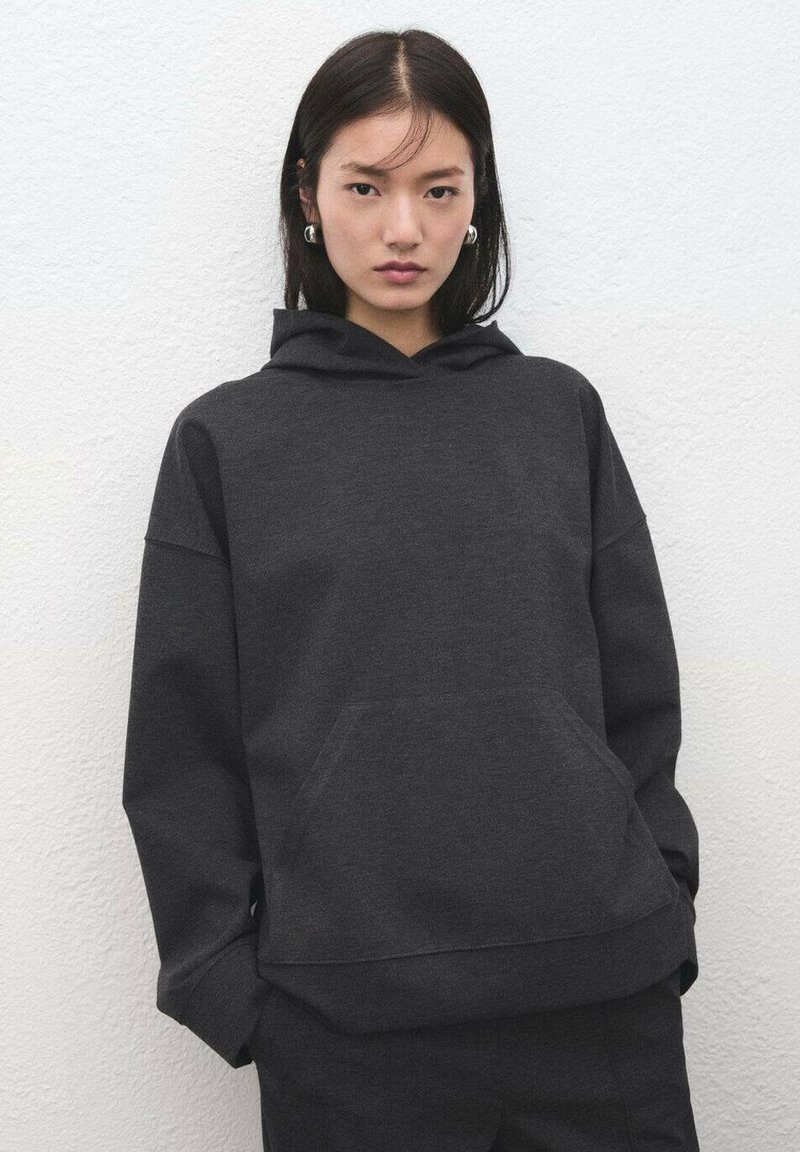 Dunkelgrauer Kapuzenpullover aus Baumwollmischung, mit Kängurutasche und überschnittenen Schultern, versehen mit gerippten Bündchen und Saum.