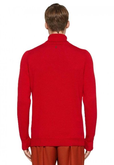 Maglione lavorato a maglia rosso con colletto alto, polsini e orlo a coste. Presenta un logo discreto sulla parte posteriore. Il materiale sembra morbido e caldo.