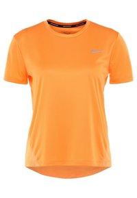 Oranžové sportovní tričko z hladké, lehké látky. Má kulatý výstřih a krátké rukávy se stříbrným reflexním logem na hrudi.