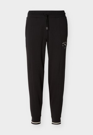 Mustad spordipüksid lukustussüsteemiga vöökohal, soonikkoes varrukad valgete triipudega ja väike Puma logo vasakul reiel.