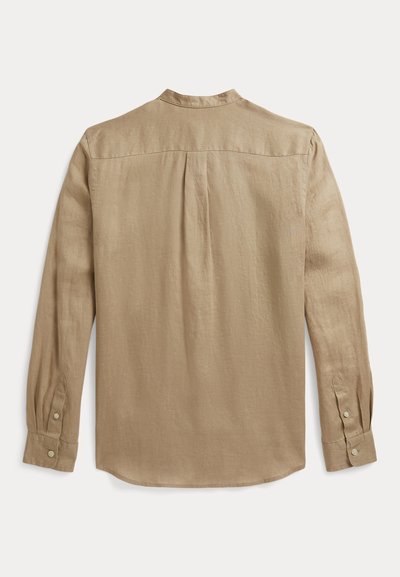 Langermet beige lin-skjorte med knappede mansjetter, bakfoldedetalj og en smal krage, lagt flatt på hvit bakgrunn.