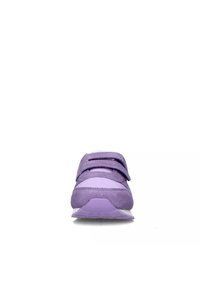 Sneaker viola con strap in velcro, dotata di tomaia in tessuto liscio e dettagli in suede testurizzato, punta rotonda e suola bianca.