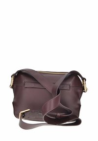 Borsa a tracolla in pelle bordeaux con chiusura a zip corta e tracolla regolabile. Texture liscia con forma rettangolare e minima ferramenta.