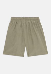 Olivenfargede elastiske shorts med løs passform og rett avslutning, vist flatt mot en hvit bakgrunn.